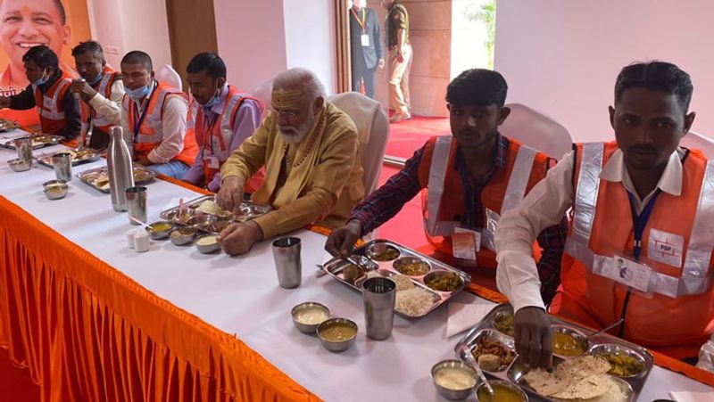 PM narendra Modi showered flowers on workers who built Made Kashi Vishwanath Dam Corridor took selfies and lunch food together UDT