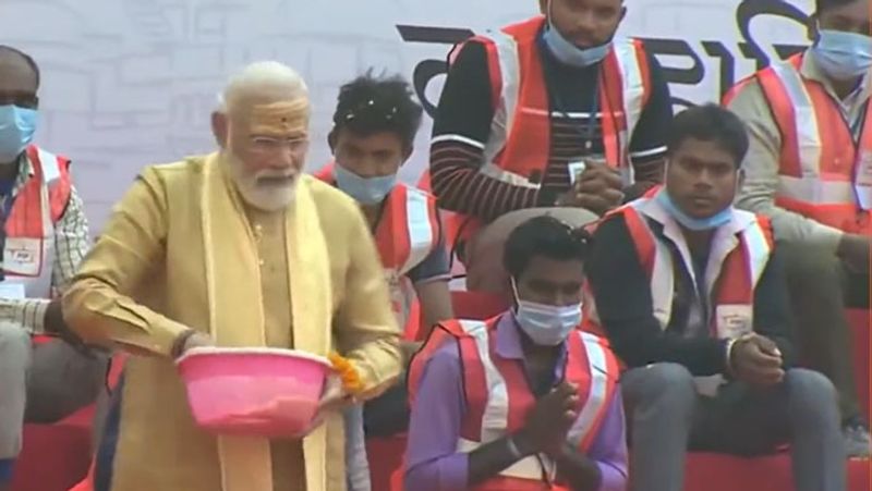 PM narendra Modi showered flowers on workers who built Made Kashi Vishwanath Dam Corridor took selfies and lunch food together UDT