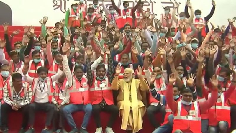 PM narendra Modi showered flowers on workers who built Made Kashi Vishwanath Dam Corridor took selfies and lunch food together UDT