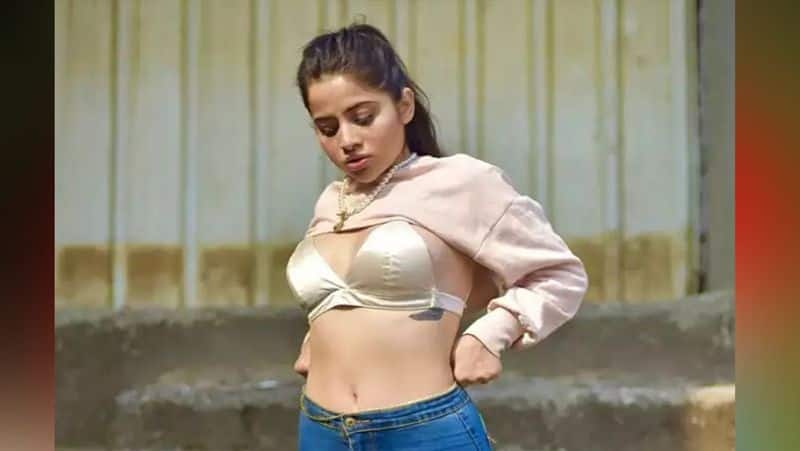 Urfi Javed trolled for buttoning up pants in front of camera video viral