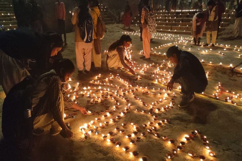 કાશી ઉજવી રહ્યું છે શિવ દીપોત્સવ, ઘાટ શણગારાયા, દરેક ખૂણો ઝળહળી ઉઠ્યો, જુઓ તસવીરો