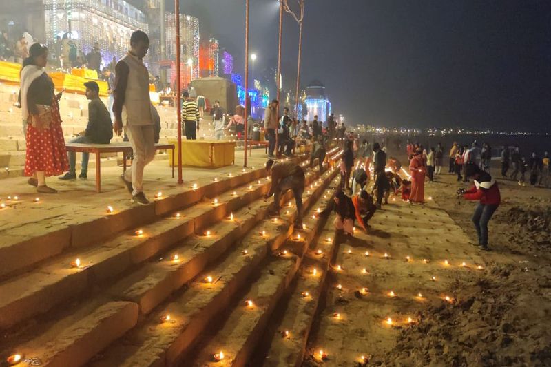 કાશી ઉજવી રહ્યું છે શિવ દીપોત્સવ, ઘાટ શણગારાયા, દરેક ખૂણો ઝળહળી ઉઠ્યો, જુઓ તસવીરો