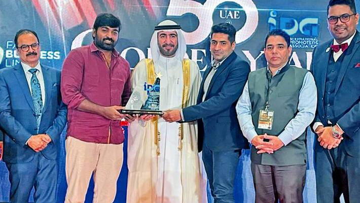 vijay sethupathi got award in dubai vijay sethupathi got award in dubai