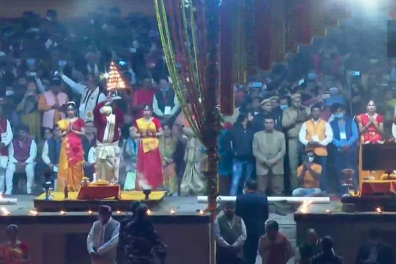 ગંગા આરતીના સાક્ષી બન્યા વડાપ્રધાન નરેન્દ્ર મોદી, લેસર શો જોઈને થયા ખુશ, જુઓ તસવીરો..