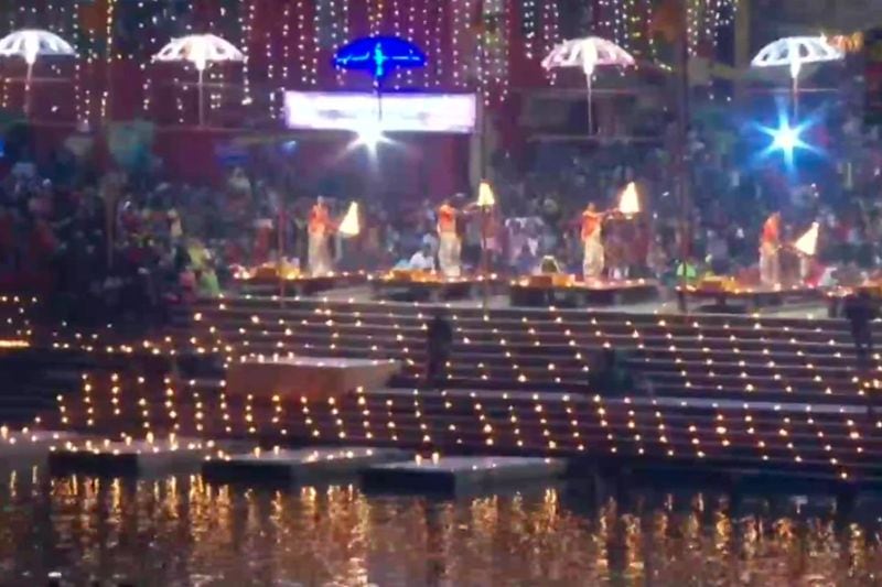 ગંગા આરતીના સાક્ષી બન્યા વડાપ્રધાન નરેન્દ્ર મોદી, લેસર શો જોઈને થયા ખુશ, જુઓ તસવીરો..