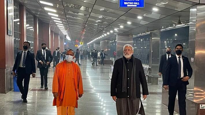 PM Modi visits banaras railway station late night to Inspection development work ckm PM Modi visits banaras railway station late night to Inspection development work ckm