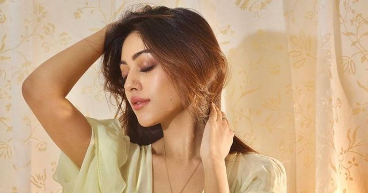 Anu Emmanuel : Antique things உடன் அமர்ந்திருக்கும் தேவதை அனு இம்மானுவேல்.. புகைப்பட தொகுப்பு...