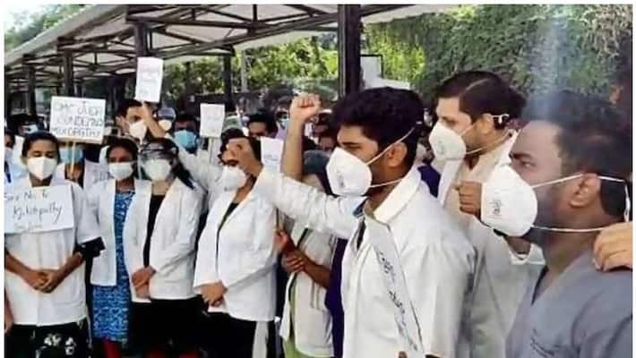 NEET-PG counselling row: Resident doctors resume protest over delay and fake promises fake promises-dnm NEET-PG counselling row: Resident doctors resume protest over delay and fake promises fake promises-dnm