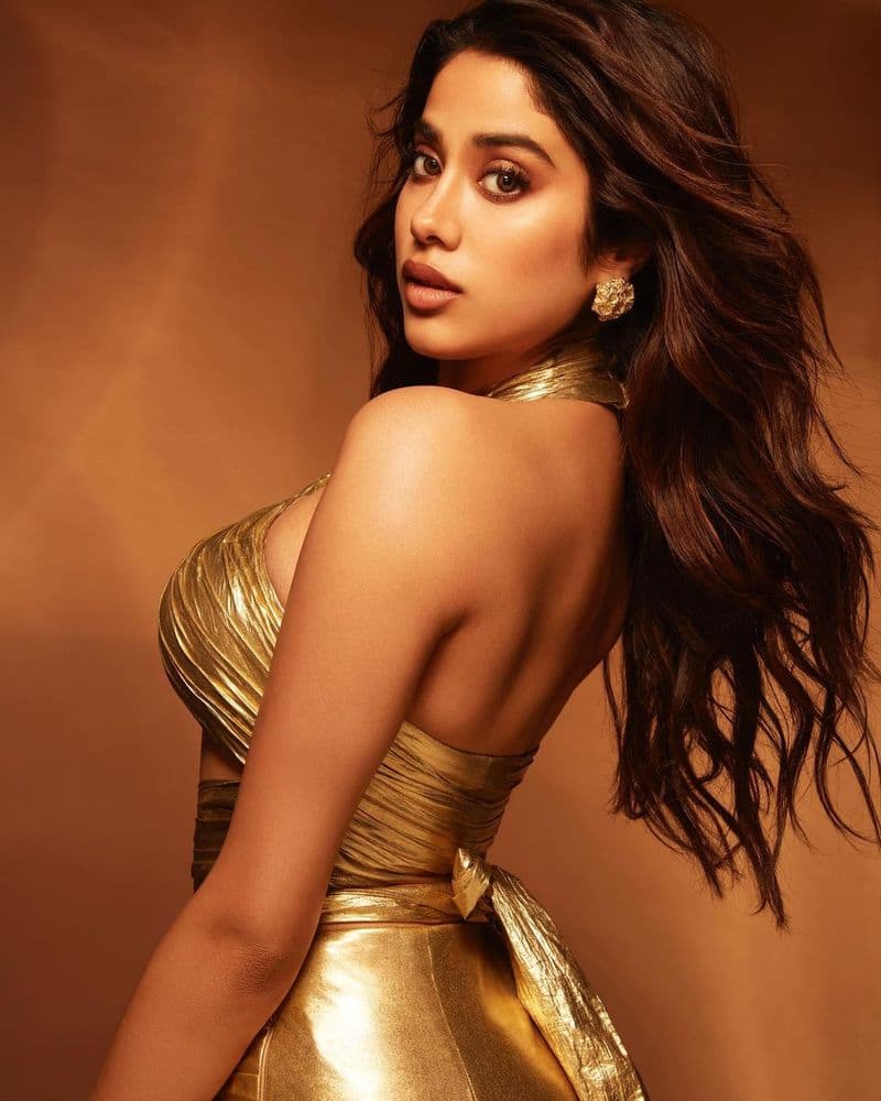 janhvi kapoor goes viral on her new fashionable look b jc
