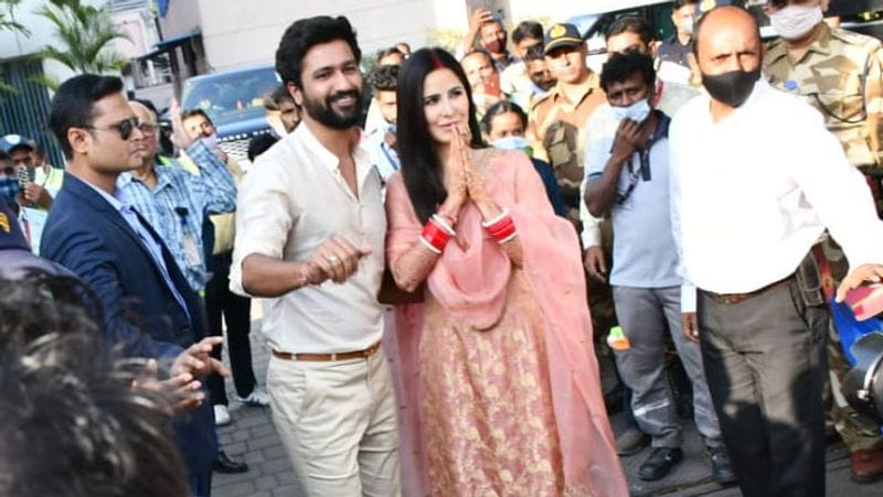 katrina kaif and vicky kaushal spotted at mumbai airport first time after wedding KPJ