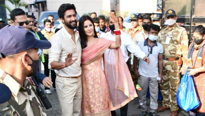 katrina kaif and vicky kaushal spotted at mumbai airport first time after wedding KPJ
