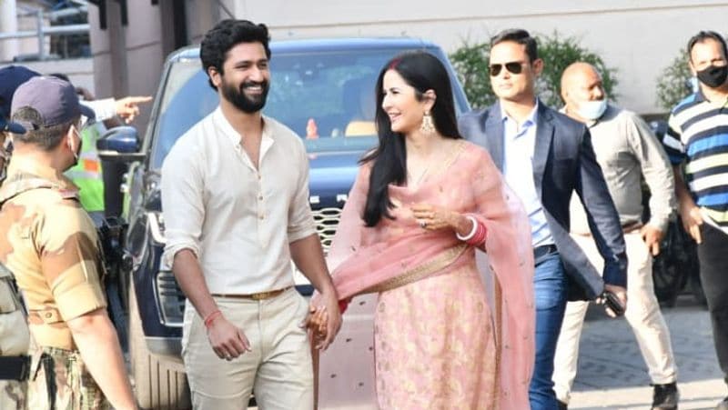 katrina kaif and vicky kaushal spotted at mumbai airport first time after wedding KPJ