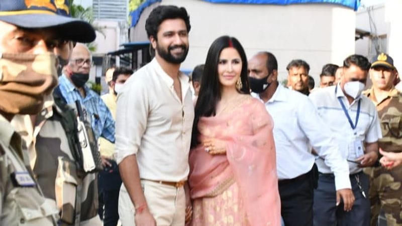 katrina kaif and vicky kaushal spotted at mumbai airport first time after wedding KPJ