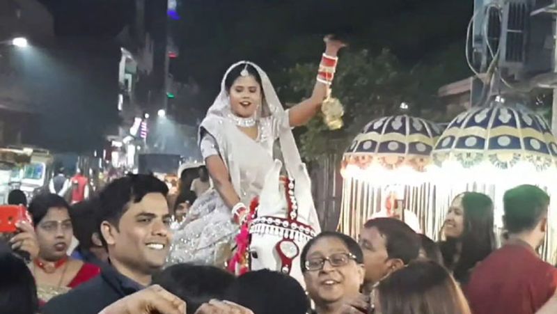 गया में आगे बाराती, पीछे बैंड-बाजा... घोडे़ पर सवार झूमती निकली एयर होस्टेस दुल्हन, देखें खूबसूरत तस्वीरें | Bihar Gaya Air hostess bride reached groom house for ...