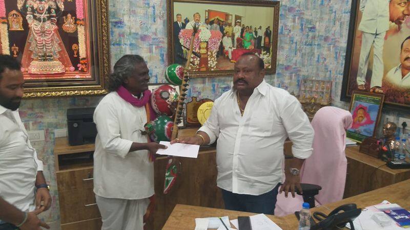minister gangula kamalakar financial help to kinnera mogulaiah