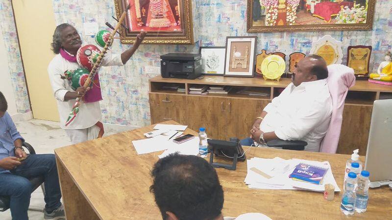 minister gangula kamalakar financial help to kinnera mogulaiah