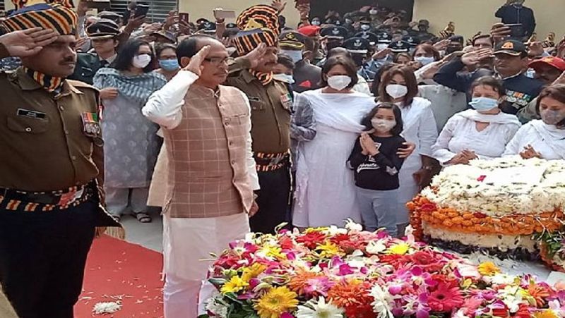 MP Bhopal Group Captain Varun Singh Funeral cremated tributes Wife Geetanjali Antim darshan and said I Am Sorry Varun Singh UDT