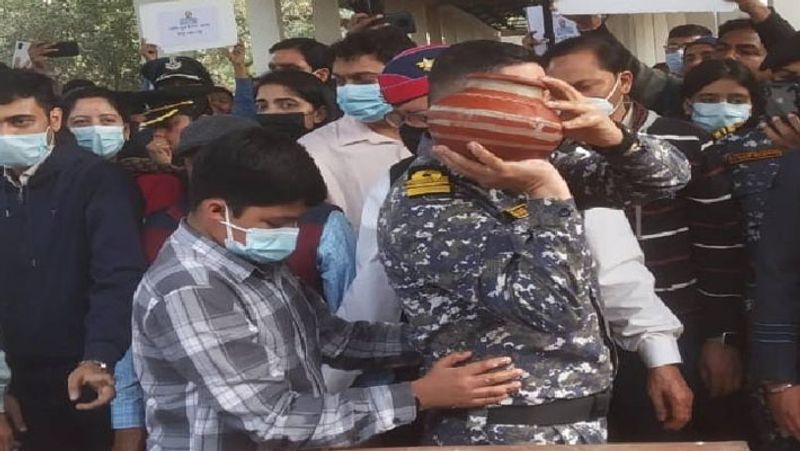 MP Bhopal Group Captain Varun Singh Funeral cremated tributes Wife Geetanjali Antim darshan and said I Am Sorry Varun Singh UDT