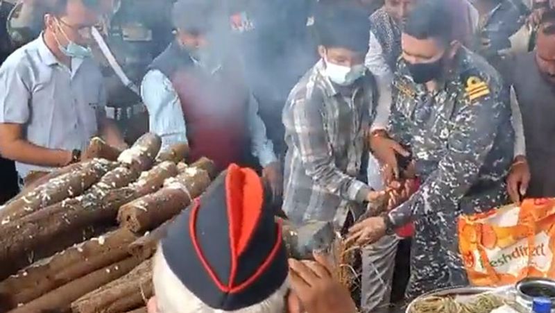 MP Bhopal Group Captain Varun Singh Funeral cremated tributes Wife Geetanjali Antim darshan and said I Am Sorry Varun Singh UDT