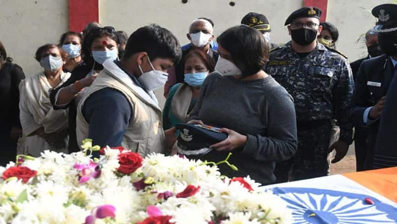 MP Bhopal Group Captain Varun Singh Funeral cremated tributes Wife Geetanjali Antim darshan and said I Am Sorry Varun Singh UDT