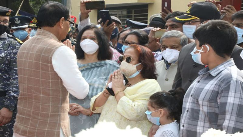 MP Bhopal Group Captain Varun Singh Funeral cremated tributes Wife Geetanjali Antim darshan and said I Am Sorry Varun Singh UDT