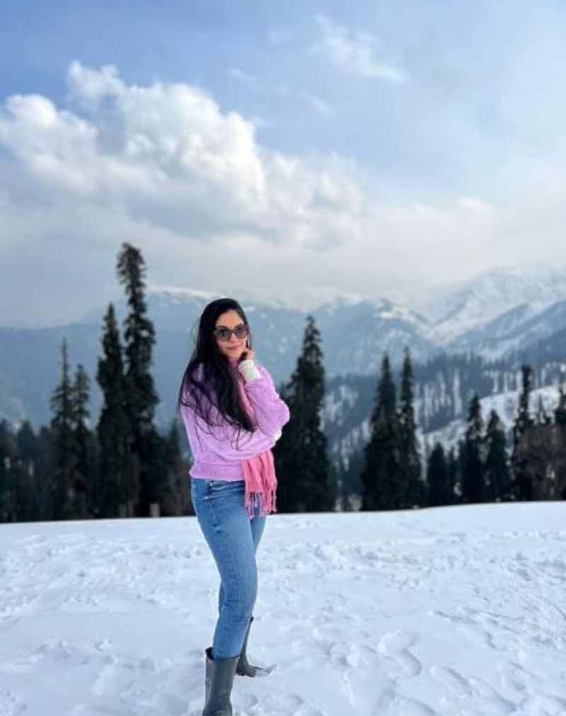 Mollywood Ahaana Krishna enjoys Kashmir sharing beautiful pictures vcs