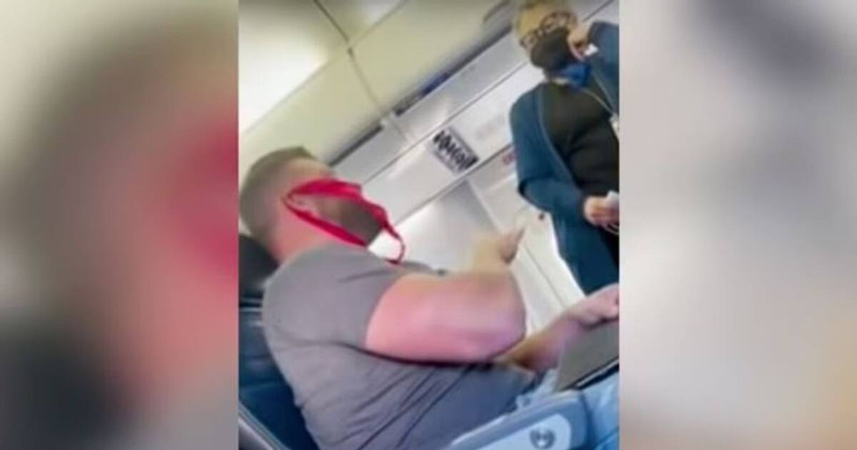 அட த்தூ.. சிவப்பு நிறத்தில் பெண்ணின் உள்ளாடையை மாஸ்காக அணிந்து வந்த பயணி.. விமானத்தில் நடந்த களேபரம்.