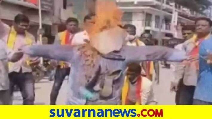 Belagavi Violence Pro kannada organisation protest against MES burns effigy of Maharashtra CM Belagavi Violence Pro kannada organisation protest against MES burns effigy of Maharashtra CM