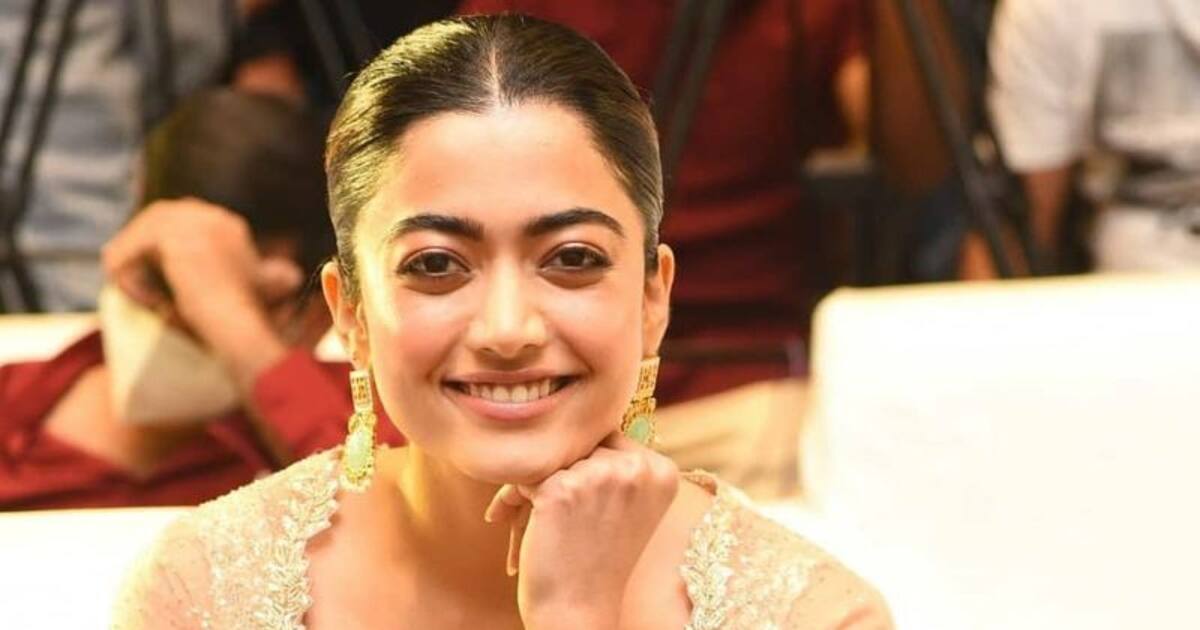 Rashmika Mandanna Stunning Photos : லோ நெக் பிளவுஸில் அழகான போஸ் ...