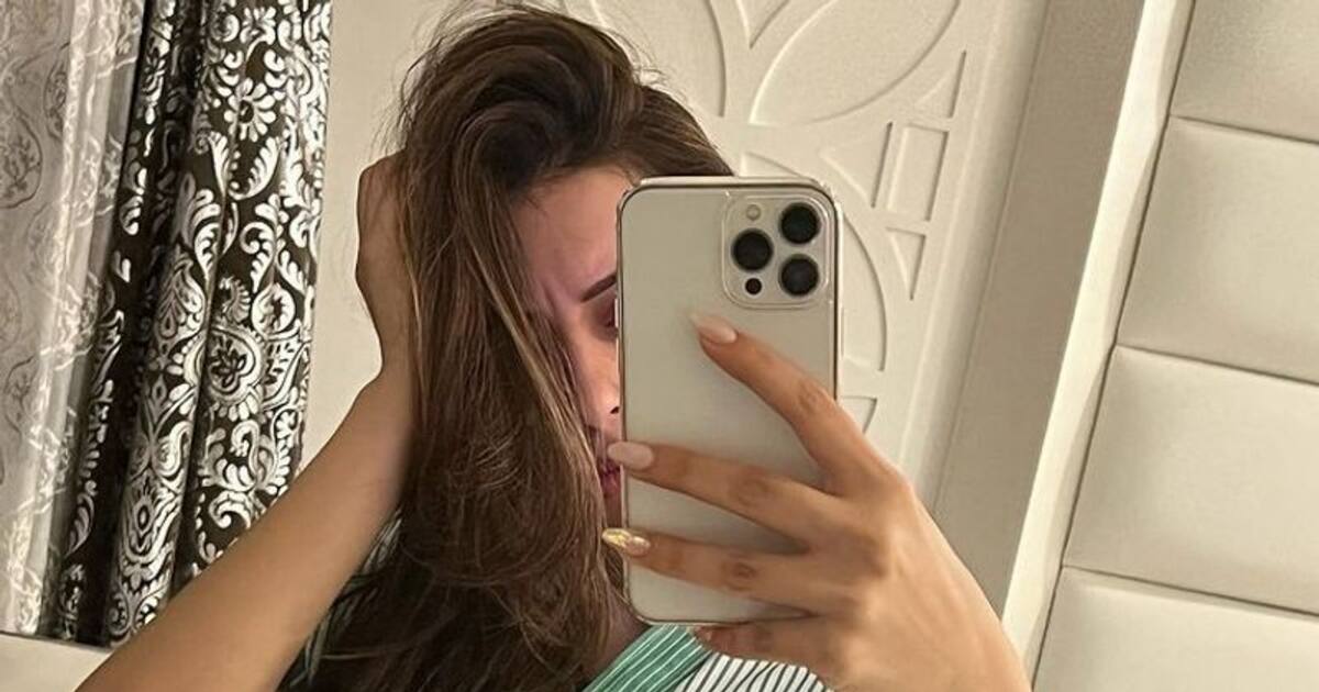 Hansika Motwani album : இளைத்து துரும்பாய் போனா கொழுக் மொழுக் நாயகி...அழகை செல்ஃபியில் ரசிக்கும் ஹன்சிகா...