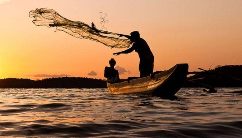 Seaman alleges fishermen die due to non renovation of estuary in Kanyakumari