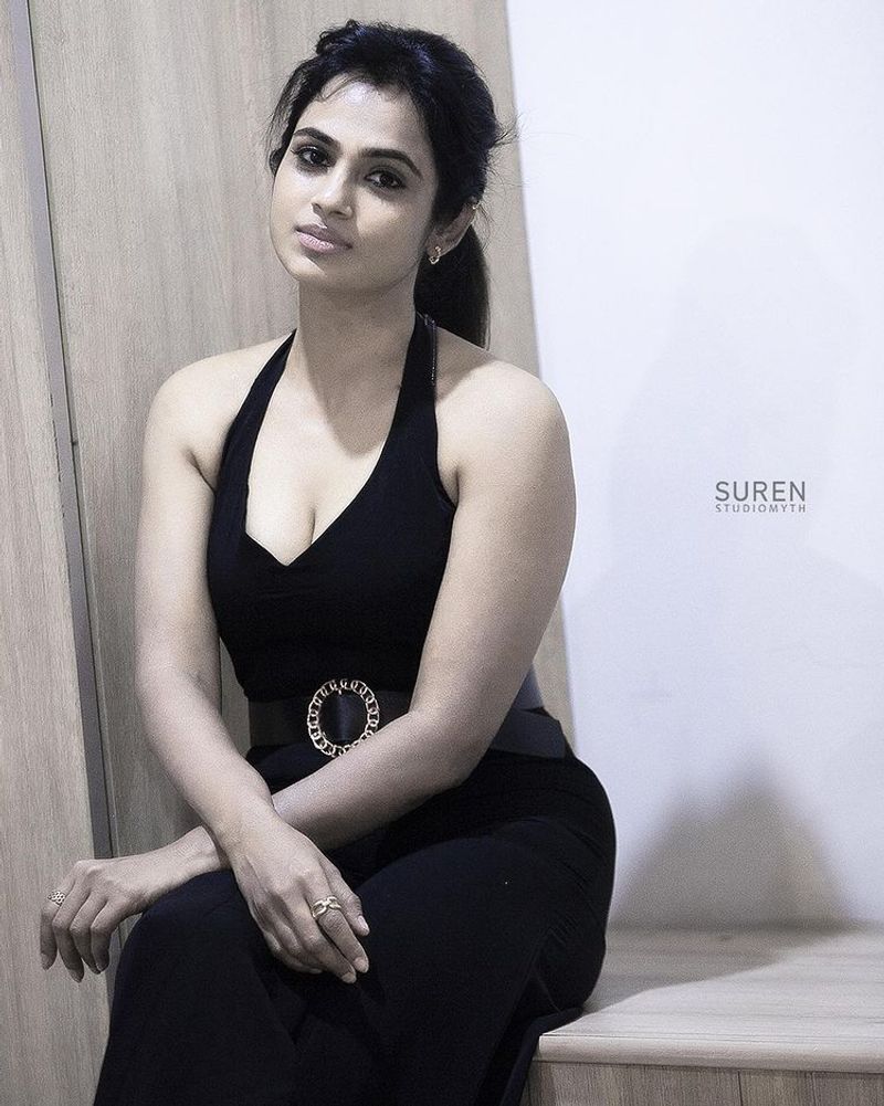 Actress ramya pandian wear ultra modern dress and doing hot photo shoot