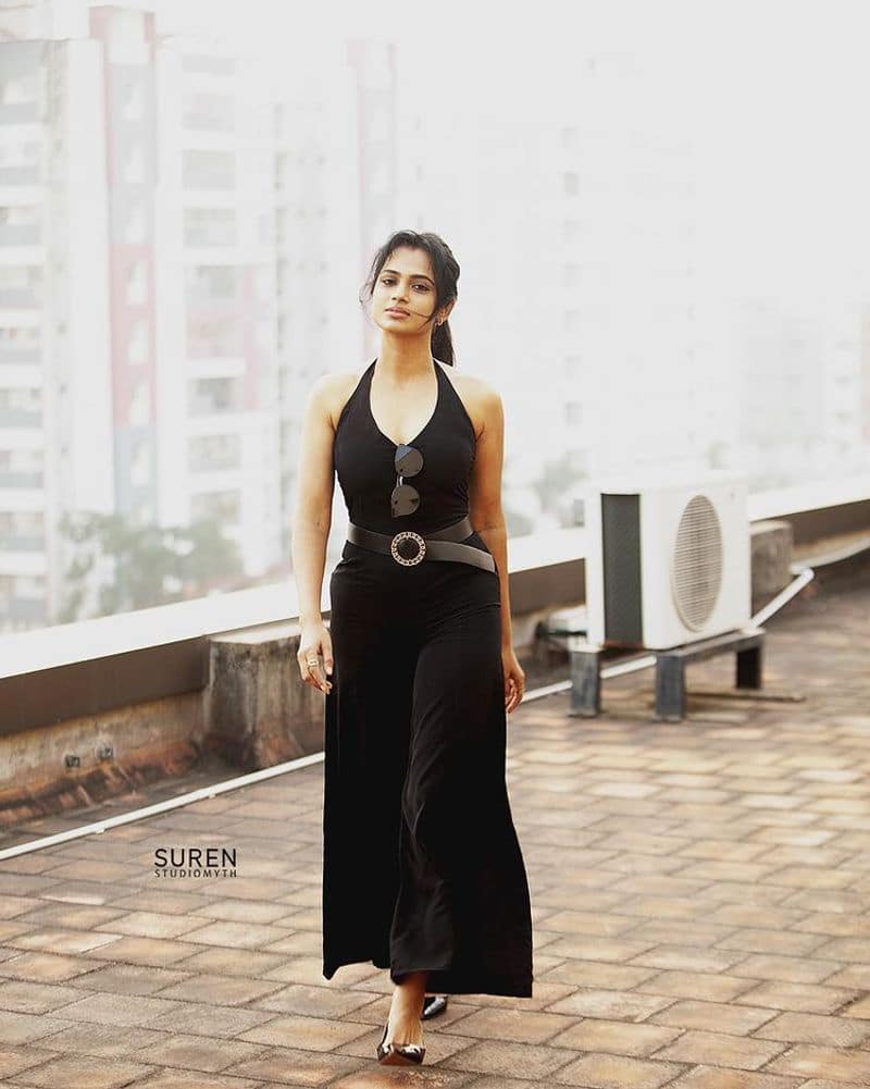 Actress ramya pandian wear ultra modern dress and doing hot photo shoot