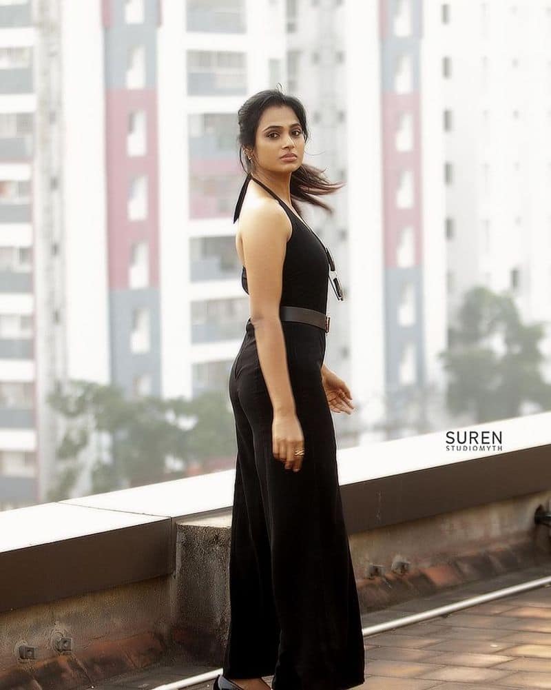 Actress ramya pandian wear ultra modern dress and doing hot photo shoot