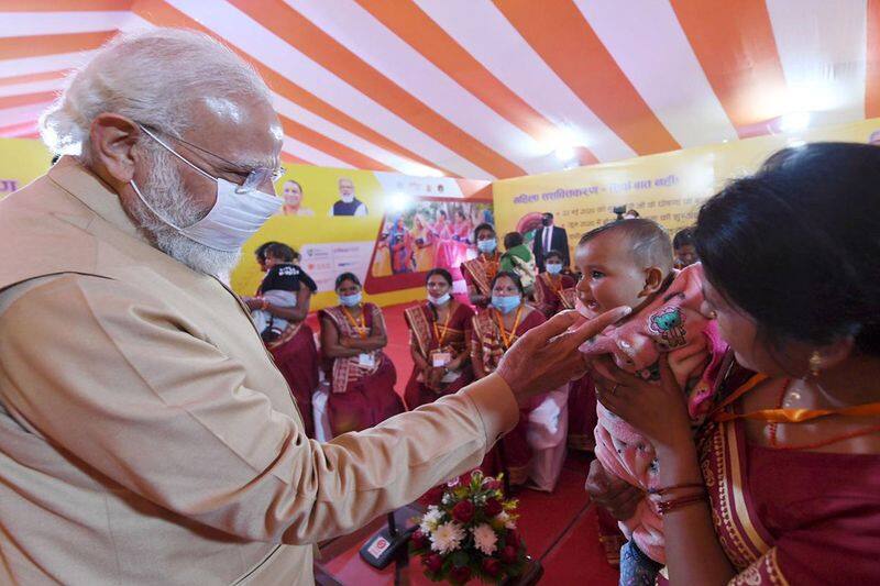 Uttar Pradesh,PM Narendra Modi seen caressing the children in prayagraj stb