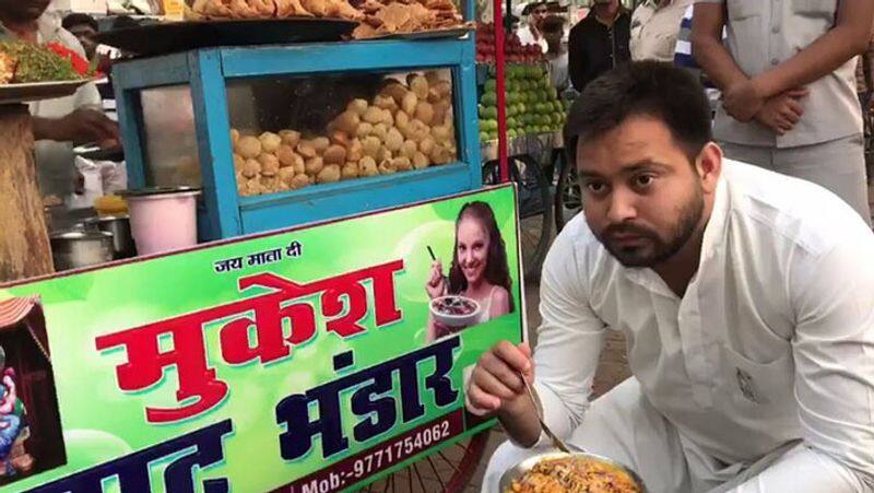 Bihar Patna Tejashwi Yadav With Wife rachel Rajshree Enjoy chaat Tastes Thela Vendor Called to Rabri Devi house UDT