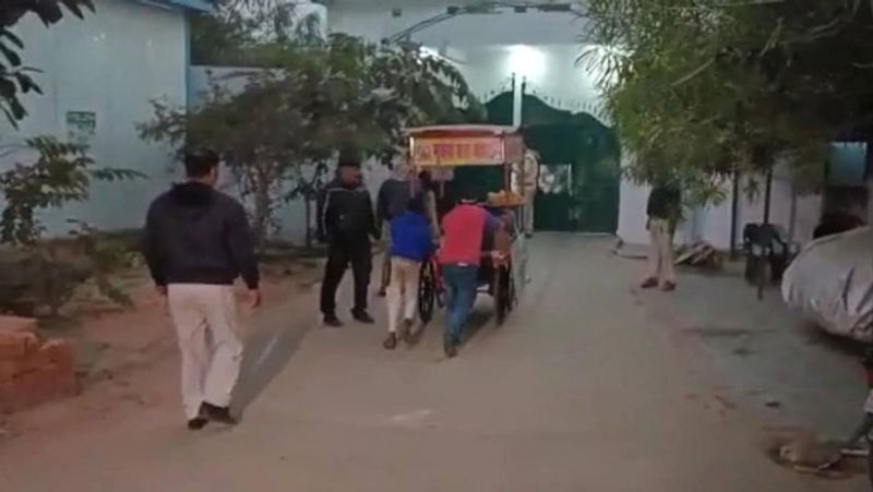 Bihar Patna Tejashwi Yadav With Wife rachel Rajshree Enjoy chaat Tastes Thela Vendor Called to Rabri Devi house UDT