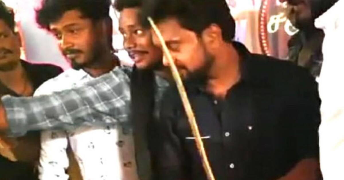 பட்டாக்கத்தியால் கேக் வெட்டிய விஜய் ரசிகர்கள்…தலைதூக்கும் ஆயுத கலாச்சாரம்.. வைரல் வீடியோ !