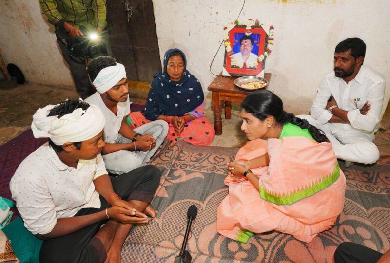 farmers suicides in telangana... YS Sharmila fires on cm KCR
