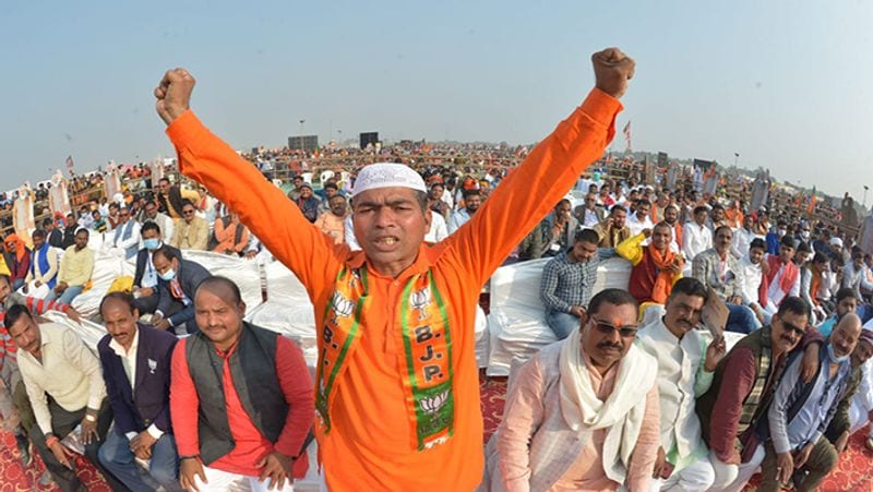 PM મોદીની વારાણસી મુલાકાતનો ઉત્સાહ, ભગવા કપડામાં પહોંચેલા મુસ્લિમોએ લગાવ્યા મોદી-મોદીના નારા