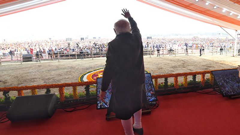 PM મોદીની વારાણસી મુલાકાતનો ઉત્સાહ, ભગવા કપડામાં પહોંચેલા મુસ્લિમોએ લગાવ્યા મોદી-મોદીના નારા