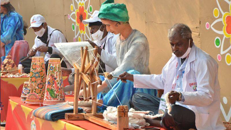 भारत में कला, संस्कृति और शिल्प की अनूठी घटना, जेएलएन स्टेडियम में हुनर ​​हाट, नई दिल्ली KPA