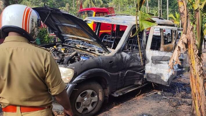 Car caught fire in Kayamkulam Car caught fire in Kayamkulam
