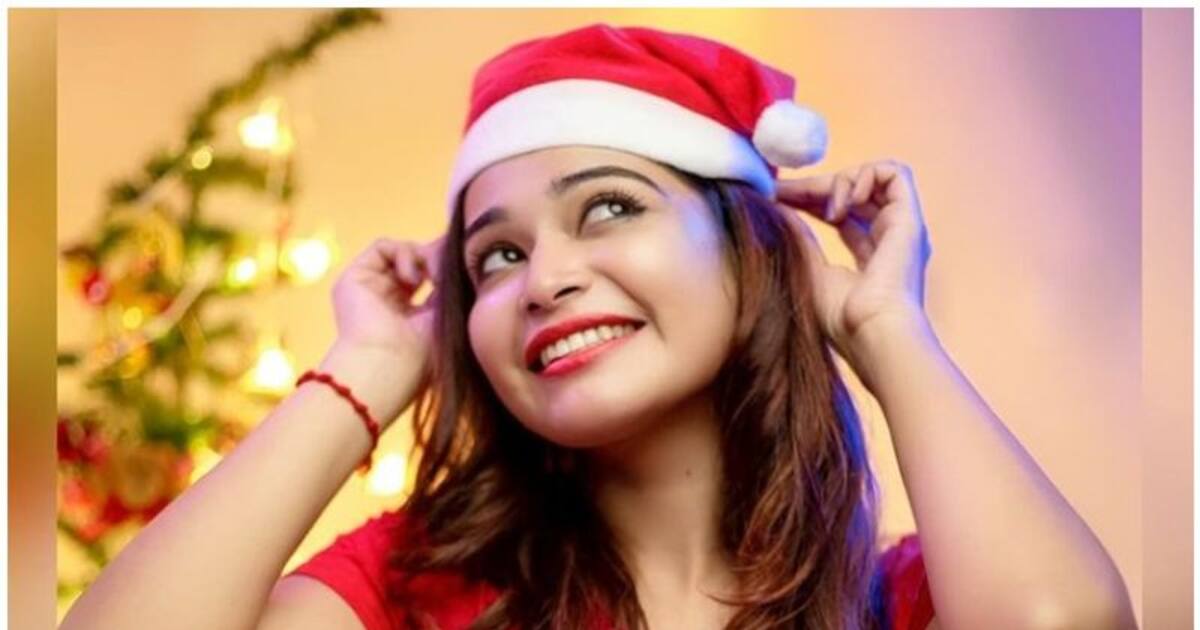 Dharsha Guptha: தோடு போடும் இடமா அது? டைட் டீ- ஷிர்டில் கிளுகிளுப்பேற்றும் X Mas புகைப்படத்தை வெளியிட்ட தர்ஷா!