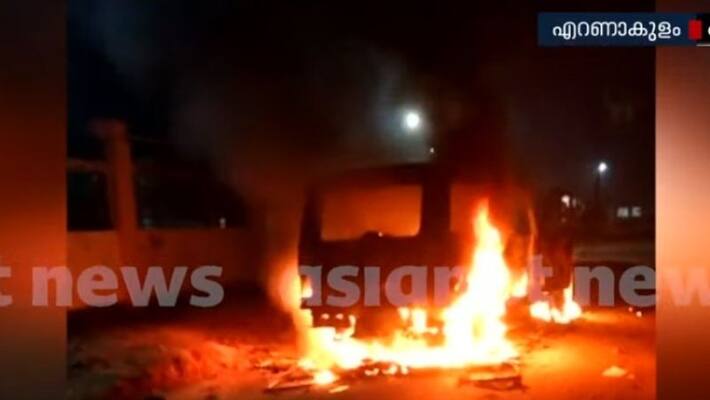 Kizhakkambalam kitex migrant workers clash with police labor commissioner report today Kizhakkambalam kitex migrant workers clash with police labor commissioner report today