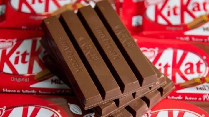 Man uses KitKat as knife to slice tomato in bizarre viral video bmm Man uses KitKat as knife to slice tomato in bizarre viral video bmm