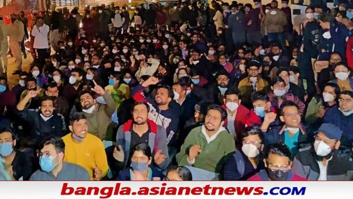 Doctors protest in Delhi over Police brutality in NEET-PG movement ALB Doctors protest in Delhi over Police brutality in NEET-PG movement ALB