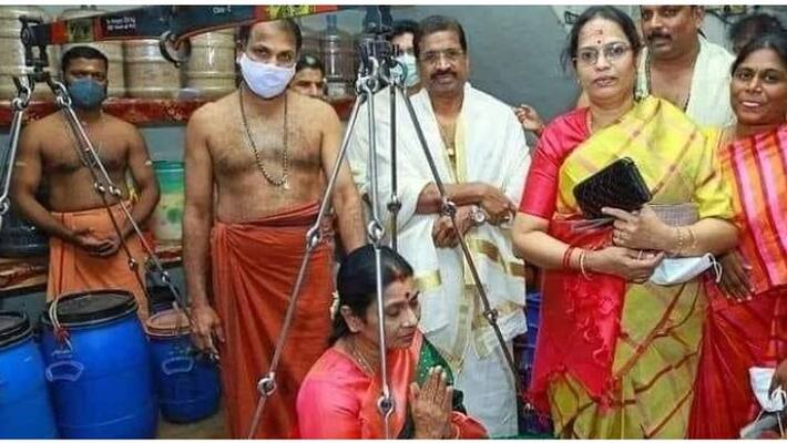 Tulabaram Nerthikkadan at Guruvayur temple .. Tamil Nadu politicians line up the temple by Durga Stalin! Tulabaram Nerthikkadan at Guruvayur temple .. Tamil Nadu politicians line up the temple by Durga Stalin!