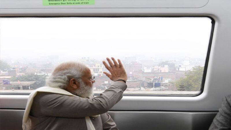 Kanpur PM Modi takes metro ride; advises IIT-Kanpur students to choose challenge over comfort-dnm