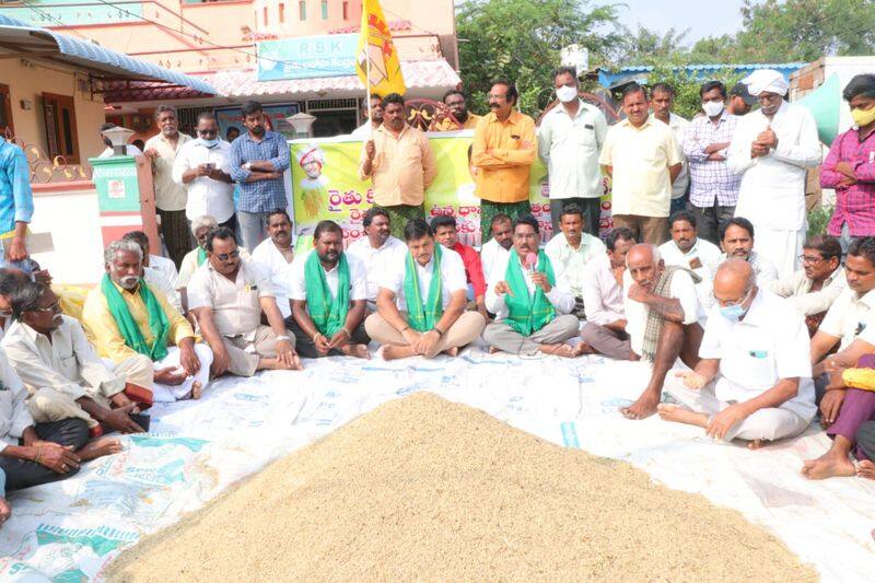 tdp leader dhulipalla narendra protest with farmers in RBK center at munipalle
